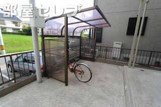 駐輪場屋根付きですよ。