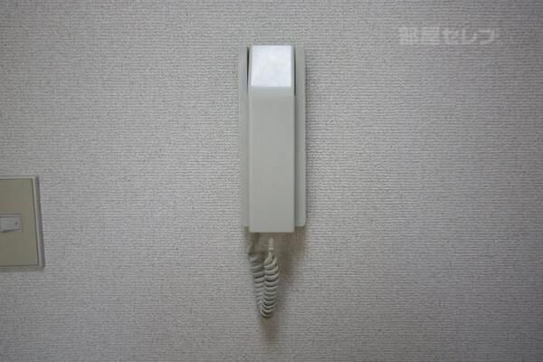 下駄箱あります。