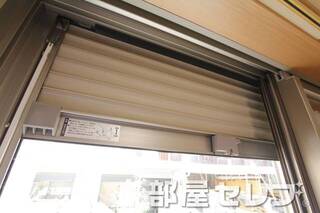 なんと全自動雨戸シャッターです。
