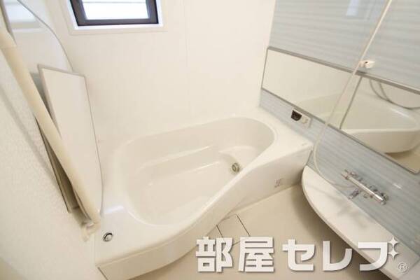 お風呂も広いですよ。