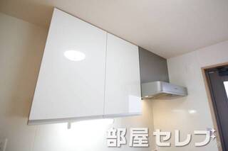 キッチン上部収納。