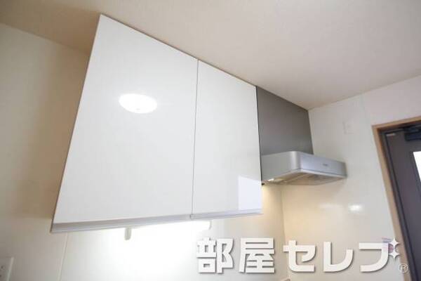 キッチン上部収納。