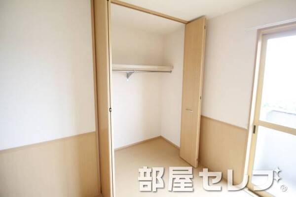 各部屋に収納あります。