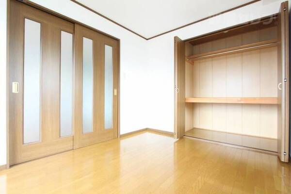 クローゼット付きの南側の洋室です