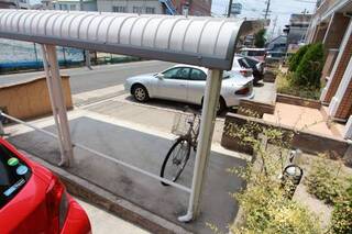 共有駐輪場。駐車場は目の前です。