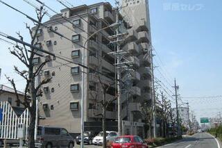 どっしりと重厚感漂う外観は安心感さえ覚えます。