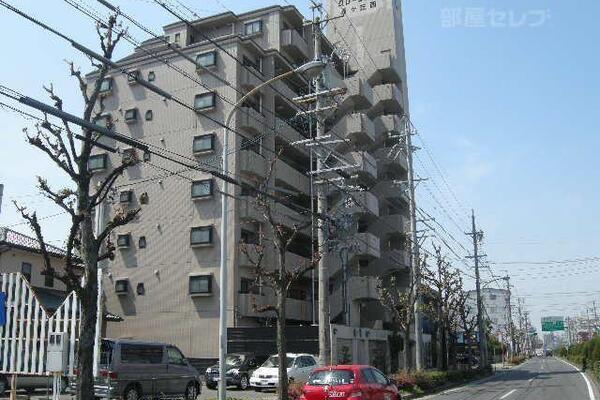 どっしりと重厚感漂う外観は安心感さえ覚えます。
