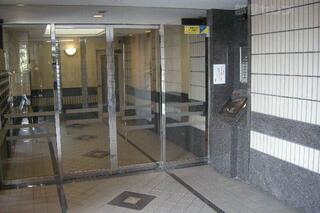 不審者も寄せ付けないしっかりとしたエントランス。
