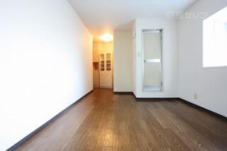 小窓もあり、光の入るお部屋です。