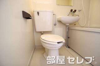 トイレで考え事でも。
