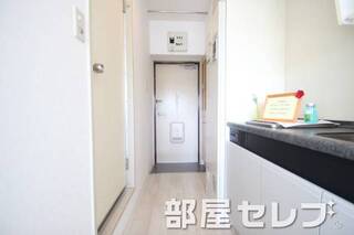 洋室から玄関方面の写真。