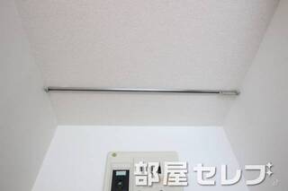 玄関上にもカーテンレール。