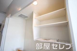 キッチン上部収納。