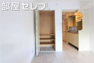 嬉しいハンガーポール付きの収納です。