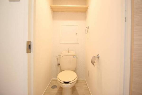収納棚のついたトイレです