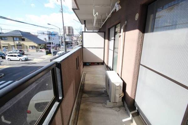 南向きで日当りの良いベランダです