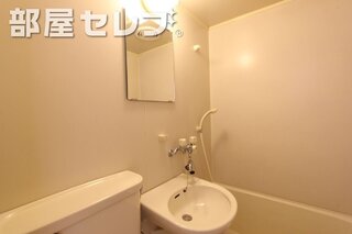 トイレで考え事でも。