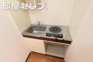 キッチンと居室の間にカーテンレールあります。