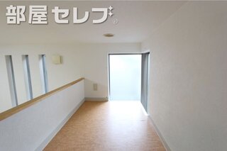 秘密基地のようなお部屋の入り口　イメージ写真