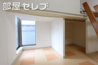 玄関から階段を上って居室部分へ　イメージ写真