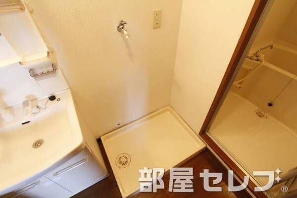 洗濯機置場はこちらへ。