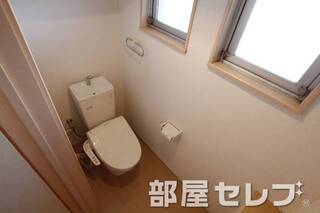 温水洗浄便座ありの窓付きトイレです。