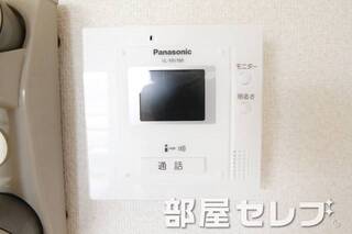 TVモニターホンでお客様を確認。
