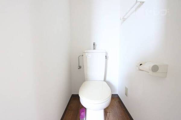 トイレは個室、タオル掛けついてるのもいいですね