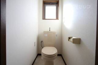 トイレにも窓。採光重視してます