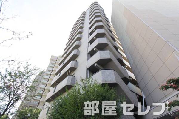 タイル貼りの重厚感ある外観です。