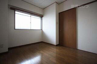 北側の落ち着いた雰囲気の洋室です。