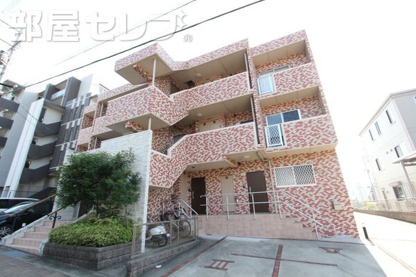 新築の個性的な外観が目をひきます。