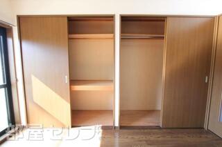 大きな収納が2か所ありお部屋が広く使えます。