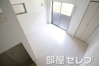ロフトから見た居室。