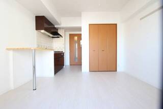 ホワイトカラーの明るいお部屋です。