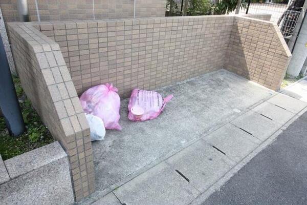 敷地内ゴミ置場です。