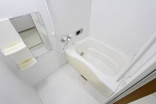 大きなお風呂で、追い焚き付きです。他号室の写真です。