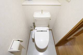 ウォシュレット付きのトイレです。他号室の写真です。