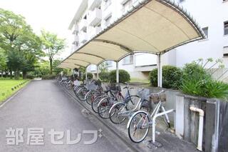 屋根付きの駐輪場です。