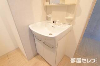 洗面台にも収納があります