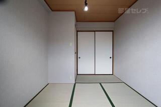 落ち着いた雰囲気の和室。収納スペースもあります。