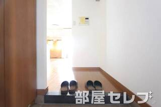 玄関から見ても明るいですね。