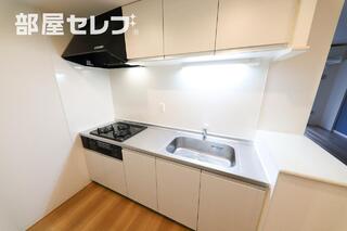 ワイドな三口コンロ付きシステムキッチン。
