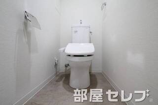 温水便座付きのきれいなトイレ。