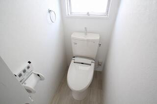 トイレで考え事でも。