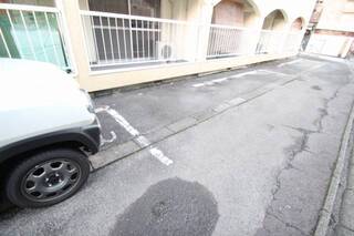 普通車が停められる駐車場です。