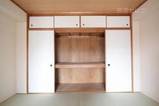和室の部屋にも収納があります。
