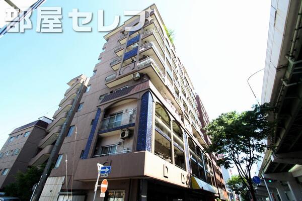 9階建てのマンション。