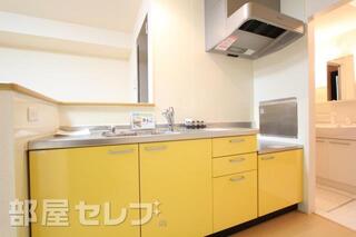 黄色がかわいいキッチン。コンロはお好みでご用意下さい。