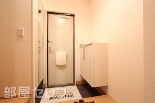 玄関には下足箱や姿見鏡などあります。